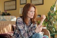 I filmen ”Still Alice” porträtterar Julianne Moore en kvinna som drabbas av tidigt insättande Alzheimers sjukdom, skriver författarna.
