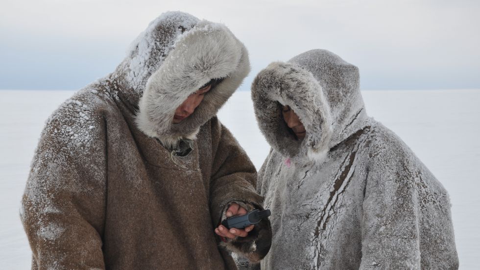 Renskötare lokaliserar sin position på norra delen av Jamalhalvön i Ryssland. Deras vardag skildras i en dokumentär på utställningen ”Arktis – medan isen smälter”.
