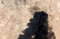 En satellitbild visar svart rök som stiger från Aramcos oljeanläggning i Saudiarabien som utsattes för en drönarattack på lördagen.