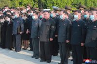 Nordkoreas diktator Kim Jong Un deltar i begravningen av Hyon Chol Hae, högt uppsatt officerare i landets armé, Koreanska Folkarmén. Bilden är tagen och distribuerad av den regimkontrollerade nyhetsbyrån KCNA.