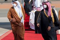 Kronprins Mohammed bin Salman, till höger, välkomnar Qatars emir Tamim bin Hamad al-Thani till al-Ula.