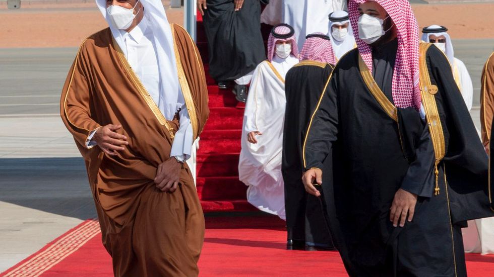 Kronprins Mohammed bin Salman, till höger, välkomnar Qatars emir Tamim bin Hamad al-Thani till al-Ula.