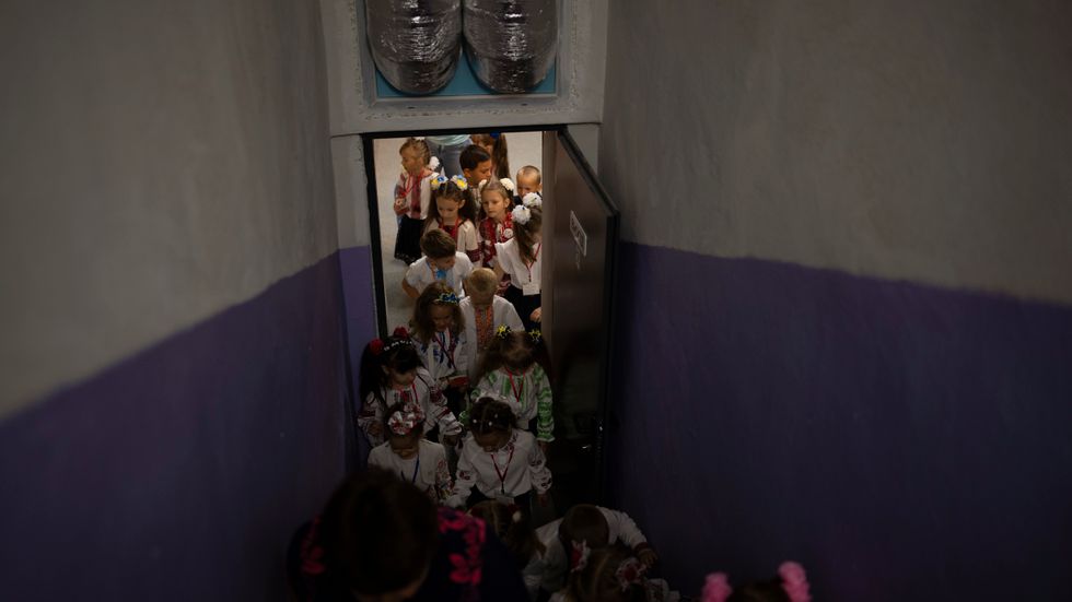 Elever lämnar ett skyddsrum efter en övning under den första skoldagen i ukrainska Irpin på torsdagen.