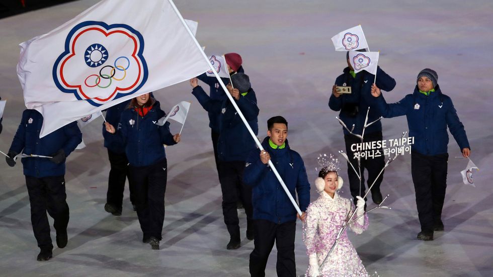 Taiwans Lien Te-An bär den Kinesiska Tapei-flaggan under OS-invigningen 2018.