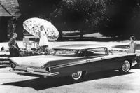 1959 års Buick presenterades i SvD den 21 september 1958. Under rubriken ”Buick med glasveranda ”fick läsarna bland annat veta att nyheter för året var ”bakdelens utformning till ’deltavinge’ och strålkastarnas placering i olika höjd”.