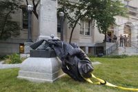 En staty föreställande en sydstatssoldat i Durham, North Carolina, drogs ner med rep av demonstranter i veckan.