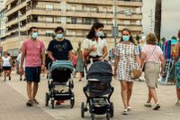 Turister med munskydd i Vendrell, Spanien.