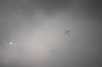 Ett flygplan flyger genom dimman ovanför Peking.