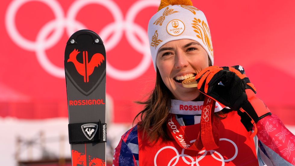 Petra Vlhova tog OS-guld i slalomen, men nu lämnar slovakiskan spelen på grund av skada.