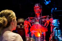 Filmlegenden Terminator T-800 är en av de robotar som gästar Tekniska museet, i en utställning som är producerad av Science Museum i London. 