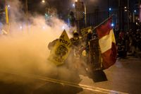 Demonstranter blir beskjutna med tårgasgranater under en demonstration i Lima på lördagen.