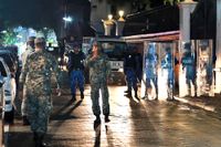 Soldater patrullerar i huvudstaden Malé, Maldiverna, på måndagen sedan undantagstillstånd utfärdats.