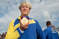 Max Salminen med sin guldmedalj i OS.