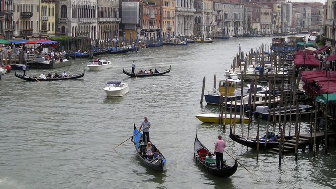 Nu kostar det att besöka Venedig under dagen. Alla är inte nöjda med beslutet och boende samt föreningar i staden har valt att protestera mot införandet. Arkivbild.