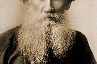 Leo Tolstoj föddes 1828 och dog den 20 november 1910. Vykortsfotot är från cirka 1903.