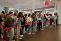 Människor köar inför utförsäljningen på en H&M-butik i S:t Petersburg i början av augusti.