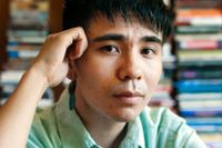 Ocean Vuong, född i Saigon och utbildad i USA, debuterade 2016 med diktsamlingen ”Natthimmel med kulhål”.