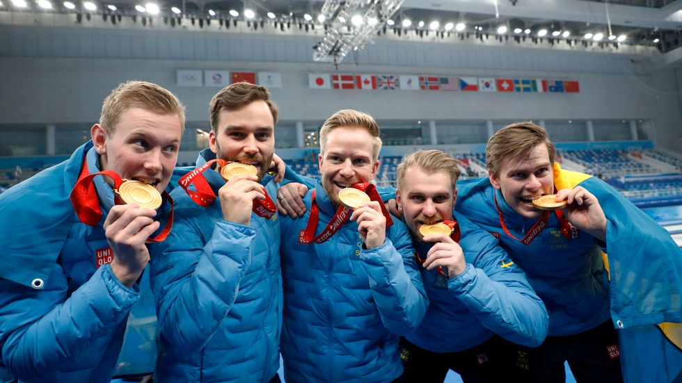 Lag Edin med Daniel Magnusson, Oskar Eriksson, Niklas Edin, Rasmus Wranå och Christoffer Sundgren med sina OS-guld i curling.