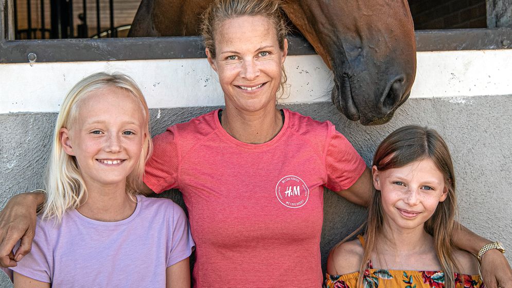 Juniorreportrarna Alice och Ellie fick en rundtur i stallet hos Malin Baryard Johnson. Hästen H&M Indiana var rädd för barn, men tillslut kunde de ta en bild tillsammans. 