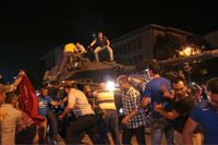 Människor försöker hejda en pansarvagn den turkiska huvudstaden Ankara under militärkuppförsöket den 15 juli i år.