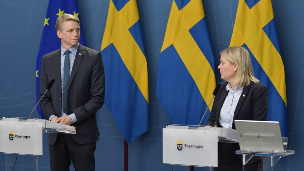 Per Bolund och Magdalena Andersson. Sänker gemensamt anseendet för politiken.