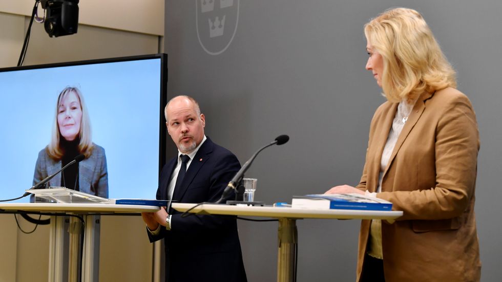 Justitieminister Morgan Johansson och kulturminister Jeanette Gustafsdotter tar emot betänkandet En skärpt syn på brott mot journalister och utövare av vissa samhällsnyttiga funktioner av utredaren, hovrättsrådet Anne Rapp (på skärm).
