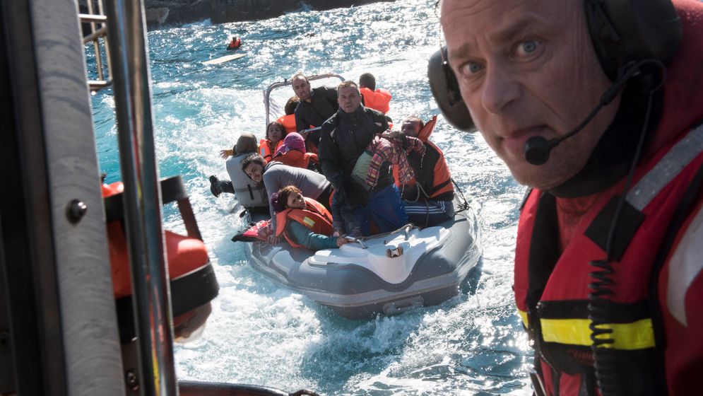 Den grekiske fiskaren hjälper till med att rädda flyktingarna.