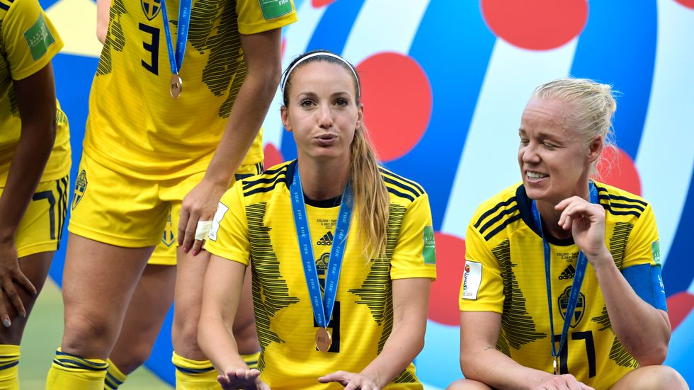 Kosovare Asllani, mitten, kunde slappna av efter VM-bronset – men hon har fortfarande skadeproblem efter alla smällar under mästerskapet i Frankrike.