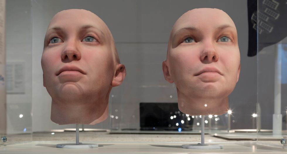 Heather Dewey-Hagborg, ”Radical love”, 2016. Två porträtt av visselblåsaren Chelsea Manning, skapade enbart utifrån genetisk information från avklippt hår och salivprov.