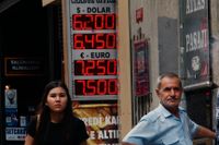 Utanför ett växlingskontor i Istanbul. Turkiska liran har fallit cirka 40 procent mot amerikanska dollarn i år.