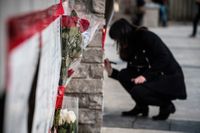 Blommor och hälsningar vid en improviserad minnesplats för offren i Toronto.