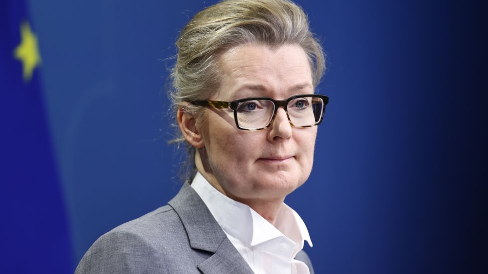 Skolminister Lina Axelsson Kihlblom svarar på kritiken från personal på friskolor. 