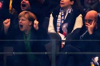 Sveriges statsminister såg VM-kvalmatchen på plats i Berlin. Vid sin sida på läktaren hade han tyska förbundskanslern Angela Merkel. 
Här är den tyska förnedringen av Sverige i full gång.
