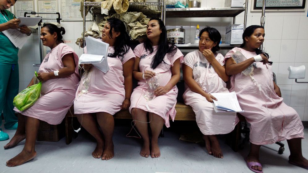 Blivande mödrar sitter på rad i väntan på att få en säng och  föda  i Tegucigalpa, Honduras. Med mindre fattigdom och bättre förhållanden minskar barnadödligheten vilket leder till att männsikor skaffar färre barn.