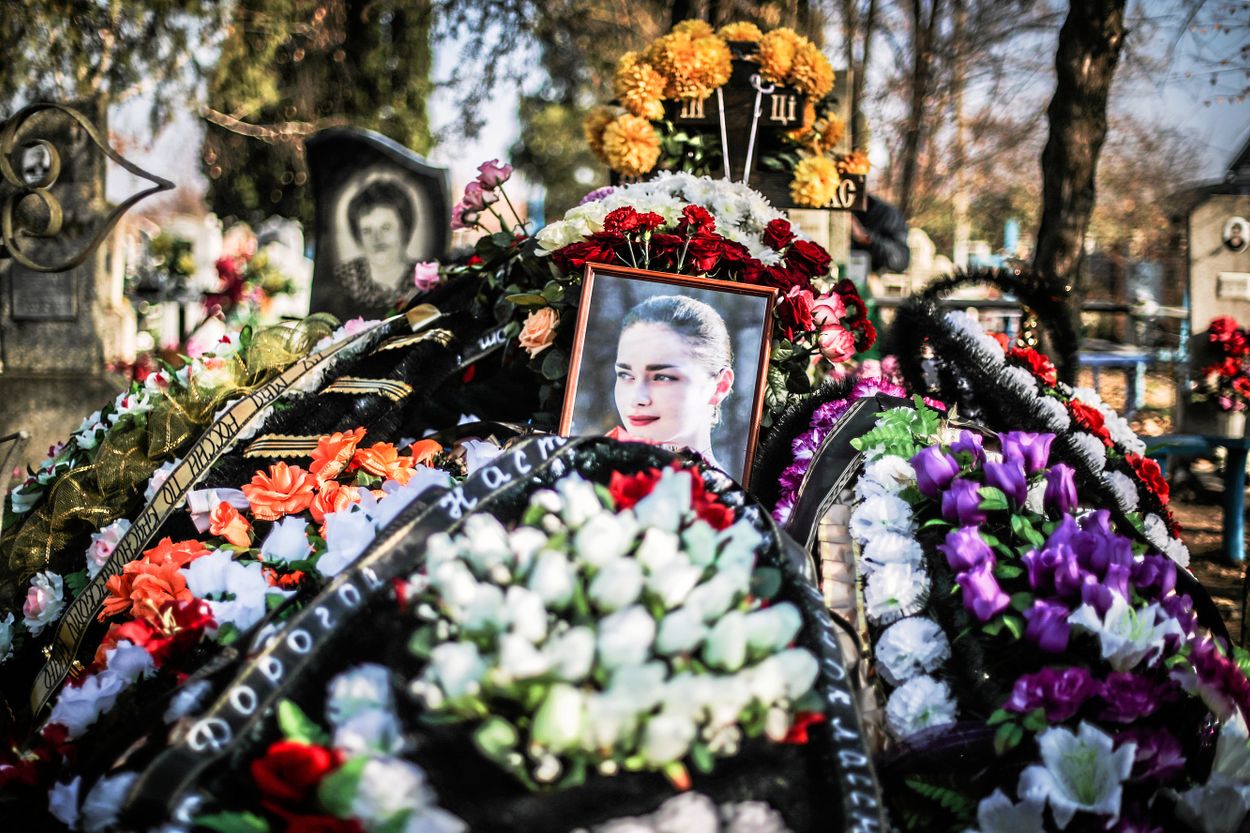 Begravningen för den 24-åriga kvinna som mördades av historieprofessorn Oleg Sokolov.