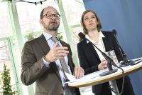 Infrastrukturminister Tomas Eneroth (S) och miljöminister Karolina Skog (MP) under en pressträff om utformandet av miljözoner.