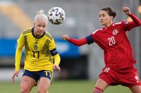Sveriges Caroline Seger fick revansch för OS-finalstraffen när hon satte 3-0 på straff i VM-kvalmatchen mot Georgien i somras. Nu är hon åter uttagen i truppen som ska möta Finland och Slovakien. Arkivbild.