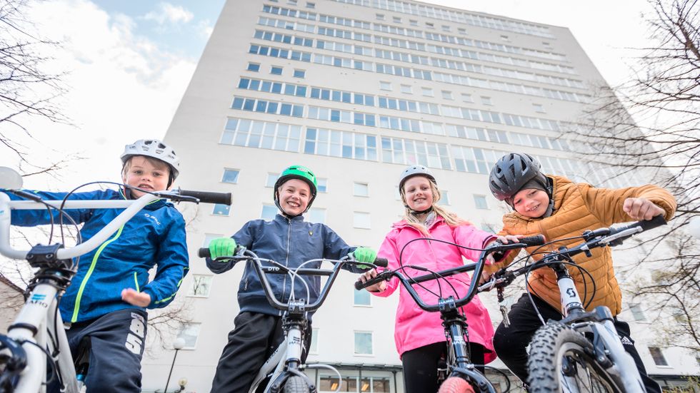 Edvin, Lukas, Viola och Adrian och går i trean på Kulturskolan Raketen. För dem är cykelhjälmen en självklarhet.