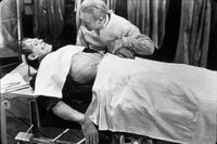 Bakom fallet Macchiarini finns inte bara en enskild charlatan, utan en övergripande problematik där läkaren förväntas vara en Frankensteinfigur som ska utforska det okända och åstadkomma det omöjliga, skriver professor Fredrik Svenaeus. (Stillbild från filmen "Frankenstein" med Boris Karloff, 1931)