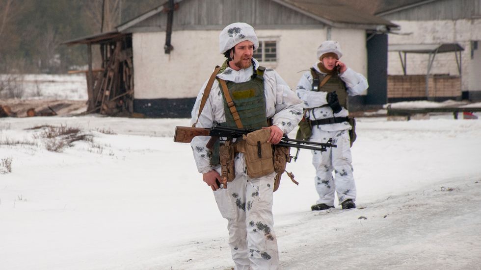 Ukrainska soldater övar nära staden Charkiv under torsdagen.