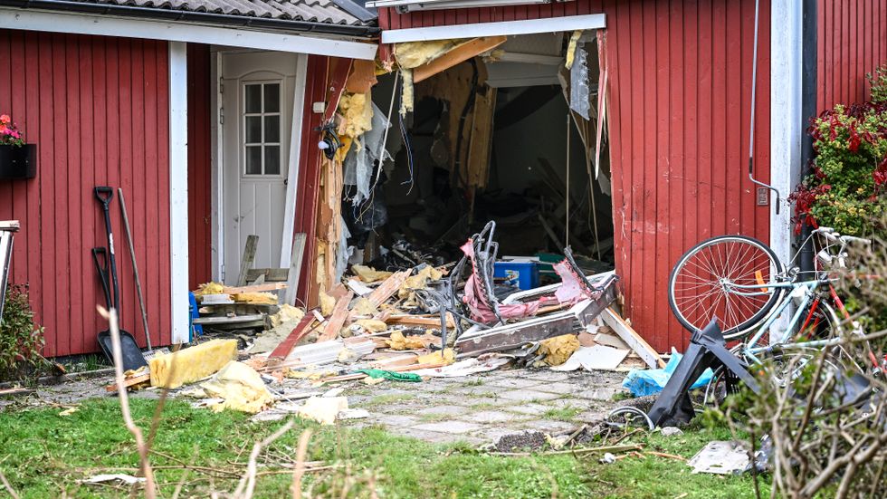 En bil kraschade in i ett hus i Jordbro och två personer försvann från platsen på torsdagsmorgonen. Händelsen kopplas till skjutningen under natten mot torsdagen. 