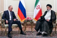 Rysslands president Vladimir Putin och Irans president Ebrahim Raisi i Saadabadpalatset i Teheran.