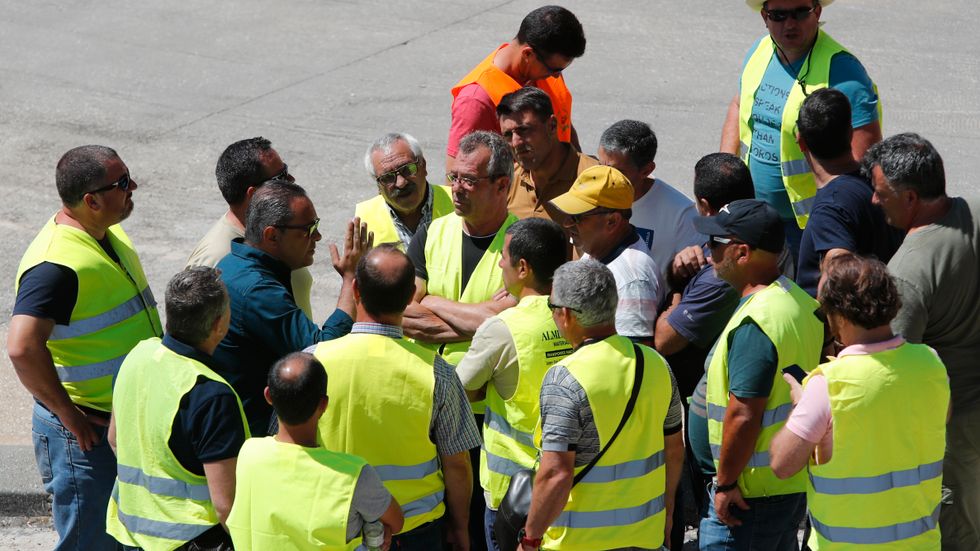 Strejkande tankbilsförare i Portugal under veckan. Nu har de enats om att återgå till arbetet.