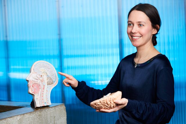 Varför vissa tonåringar är bättre på att förstå inlindad kommunikation, medan andra reagerar bättre på rak kommunikation, det ska hjärnforskaren Julia Uddén ta reda på i ett nytt forskningsprojekt vid Stockholms universitet. 