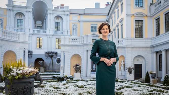  Anna Kinberg Batra framför residenset i Tessinska palatset när hon tillträdde som landshövding i Stockholms län 2023. Nu anklagas hon bland annat för vänskapskorruption. 