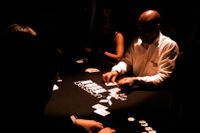 Pokerspelare vid ett pokerbord under Betsson Casino Night på Berns. 