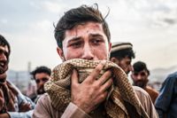 En afghansk man visar sin sorg i samband med begravning efter en amerikansk drönarattack.