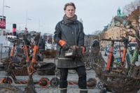 Fredrik Johansson dyker efter båtbatterier, men hittar mängder av elsparkcyklar.
