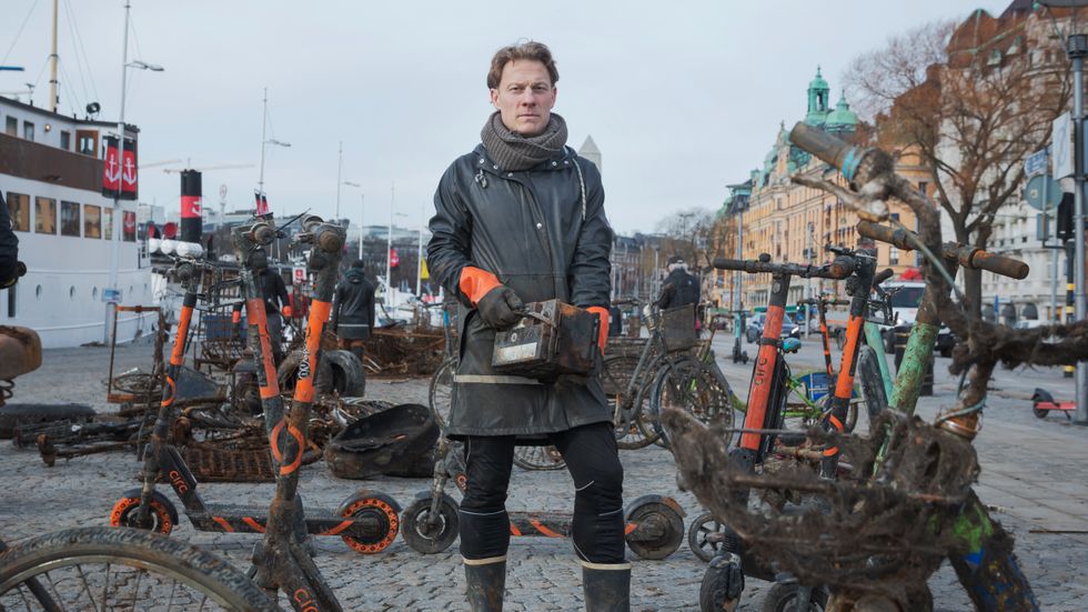 Fredrik Johansson dyker efter båtbatterier, men hittar mängder av elsparkcyklar.