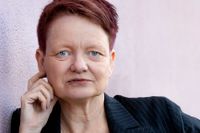 Malin Lindroth är författare, poet och dramatiker. Hon debuterade 1985 med diktsamlingen ”Lära gå”.